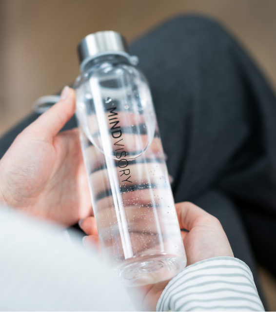 Wasserflasche Mindvisory, Teilnehmer hält Mindvisory Wasserflasche