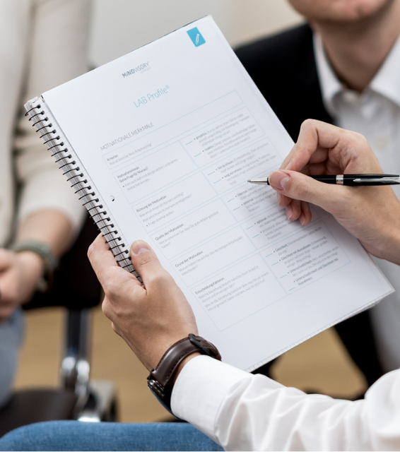 NLP-Practitioner Ausbildung Köln, Trainer Youri Keifens mit Teilnehmern und Arbeitsblatt